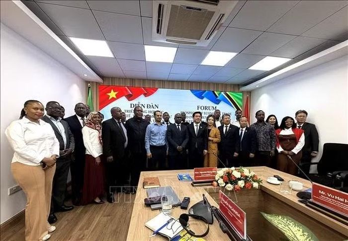 Phó Chủ tịch Quốc hội Nguyễn Hồng Diên chụp ảnh lưu niệm với các doanh nghiệp Tanzania.