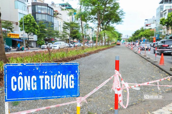 Theo đó, phần dải phân cách được thu hẹp nhằm tăng diện tích mặt đường, từng bước khắc phục tình trạng “thắt cổ chai” ở cuối tuyến.