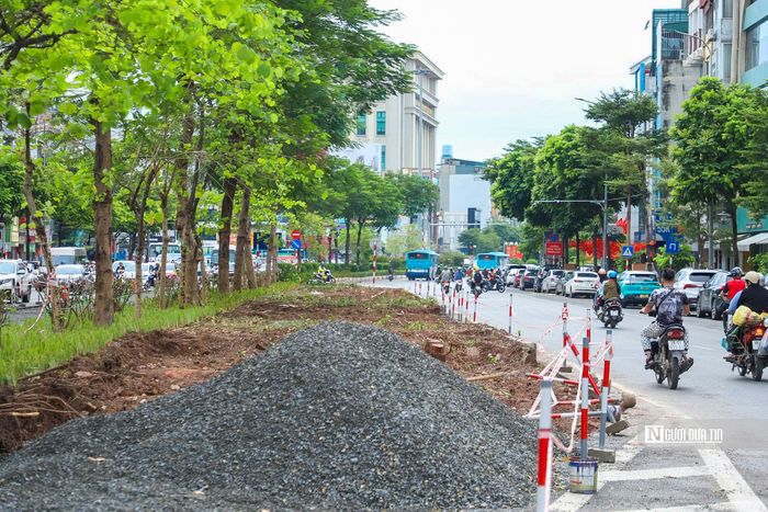 Lãnh đạo Ban Duy tu các công trình hạ tầng giao thông Hà Nội cho biết, dự án xén dải phân cách trên đường Ô Chợ Dừa đang được đơn vị phấn đấu hoàn thành trước ngày 10/10.