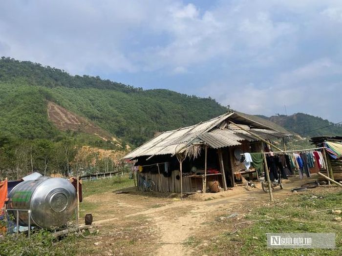 Người dân bị mất nhà vì mưa lũ đang sống trong các lán tạm trong thời gian chờ đợi khu tái định cư.