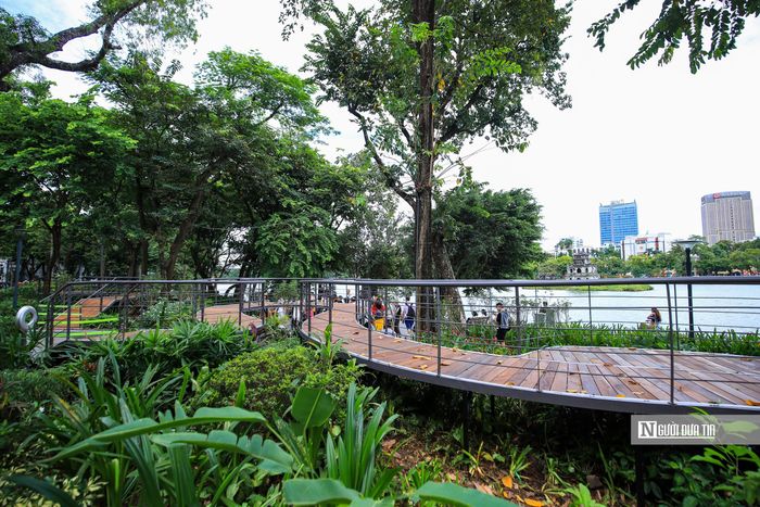 Theo đó, cầu đi bộ kết hợp hệ thống chiếu sáng và những khung gương, tạo thành không gian để người dân, du khách tản bộ, tham quan, chụp ảnh và ngắm Hồ Gươm từ những góc nhìn mới.