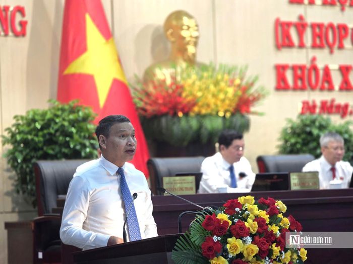 Ông Hồ Kỳ Minh, Phó Chủ tịch UBND thành phố, trình bày các tờ trình liên quan những nội dung được xem xét tại kỳ họp.