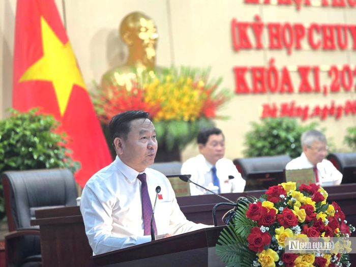 Ông Nguyễn Công Thanh, Phó Chủ tịch HĐND thành phố Đà Nẵng, điều hành một nội dung tại kỳ họp.