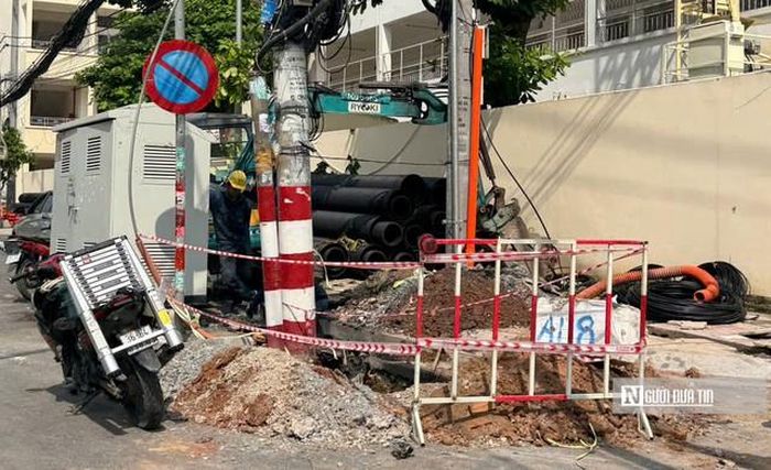 Các trụ điện sẽ được di dời, trả lại mặt bằng cho chủ đầu tư tổ chức thi công mặt đường.