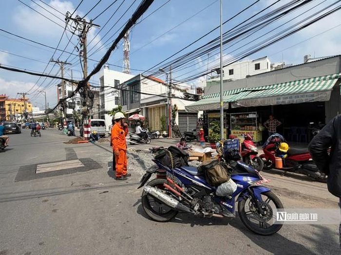 Ngành chức năng và điện lực đang tổ chức chuyển dây điện để di dời các trụ giữa đường.