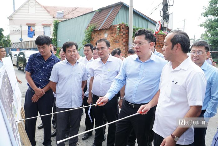Ông Hoàng Nguyên Dinh kiểm tra tại các điểm dự án.
