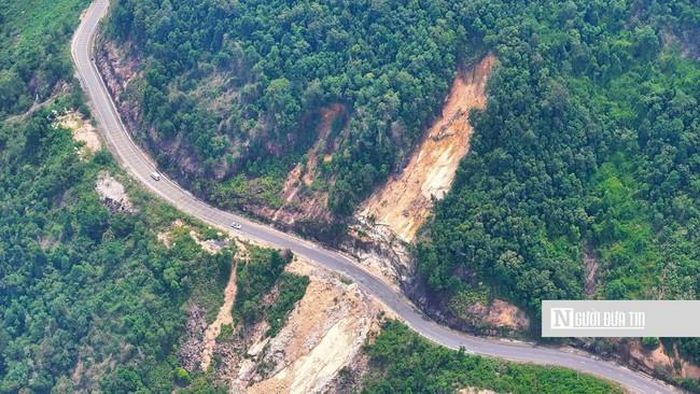 Sau các đợt mưa lũ, nhiều vị trí trên tuyến bị sạt lở, hư hỏng, tiềm ẩn nguy cơ mất an toàn giao thông.
