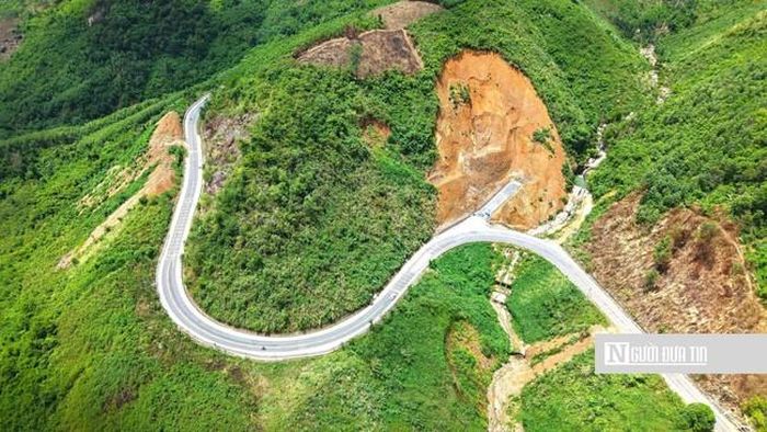 Một điểm sạt lở lớn trên đèo Khánh Lê đã được dọn dẹp tuy nhiên đồi núi ở đây rất cao khiến nguy cơ sạt lở tiếp tục khi mưa lớn đến vẫn có thể xảy ra.