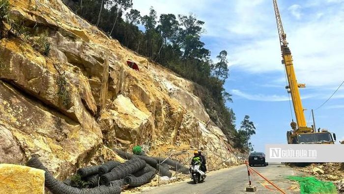 Thống kê có 9 vị trí sạt lở trên đèo Khánh Lê đang được các đơn vị chức năng xử lý. Nhiều điểm sạt lở như tại Km44+500,  Km44+920... nhà thầu đang hốt dọn, thanh thải mái ta luy; khoan tạo lỗ, lắp đặt đinh neo gia cố mái ta luy và triển khai hệ thống chống đá rơi.