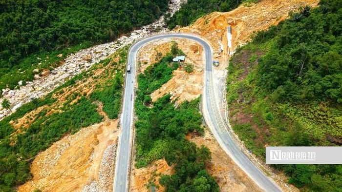 Tại khúc cua tay áo này từng hai lần sạt lở nghiêm trọng vào các năm 2024 và 2025, gây chia cắt tuyến đèo, đất đá đã được thu dọn. Thế nhưng, các công trình taluy vẫn còn dang dở.
