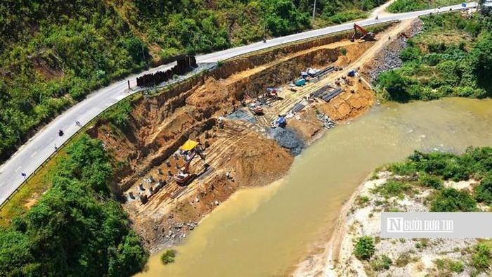 Tại điểm sạt lở taluy âm gần chân đèo Khánh Lê, xã Nam Khánh Vĩnh, nhà thầu thi công tường chắn bêtông cốt thép trên hệ cọc khoan nhồi đường kính một mét. Đến nay, 26 trong tổng số 48 cọc đã hoàn thành, phần móng và thân tường chắn đang tiếp tục được triển khai.