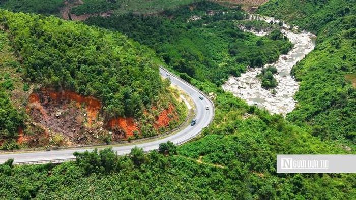 Người dân lưu thông trên tuyến mong các điểm xử lý sạt lở sớm hoàn thành, đảm bảo giao thông mùa mưa lũ cận kề.
