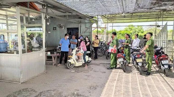 Đoàn kiểm tra liên ngành kiểm tra thực tế tại bãi đỗ, điểm trông giữ xe thuộc Trung tâm Y tế Chợ Mới.