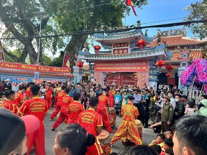 Lễ hội diễn ra từ ngày 6 - 8/10 (tức ngày 26 - 28/8 âm lịch).