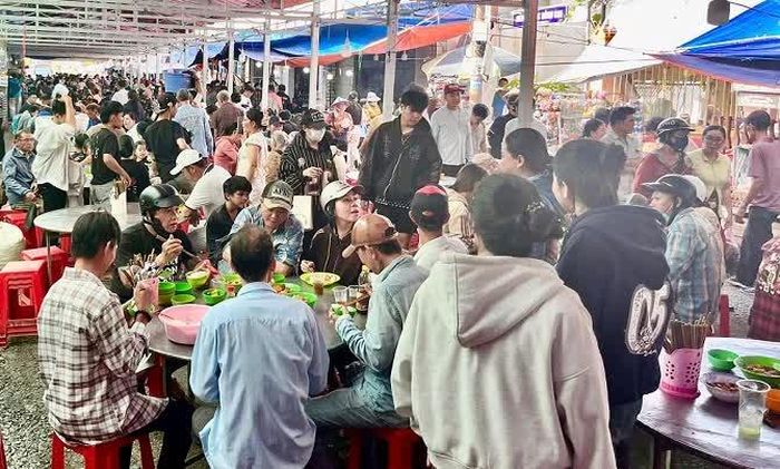 Du khách thập phương được phục vụ ăn uống miễn phí dịp giỗ Cụ Nguyễn (Anh hùng dân tộc Nguyễn Trung Trực).