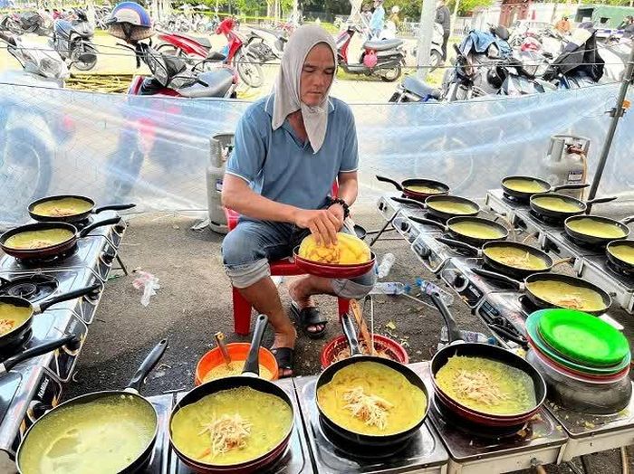 Người dân đổ bánh xèo phục vụ du khách.