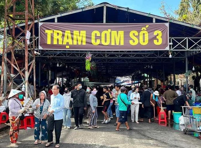 Năm nay có 14 trại cơm, bánh xèo và đậu hũ phục vụ miễn phí.