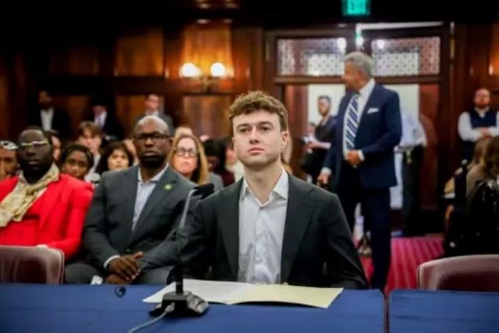 Jacob Coxon tại phiên điều trần của Hội đồng thành phố New York hôm 5/10. Ảnh: Reuters.