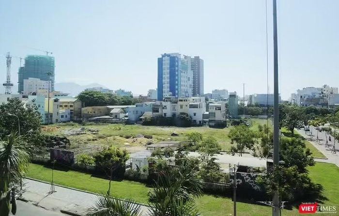 Dự án khu phức hợp cao cấp thương mại, văn phòng khách sạn, chung cư cao cấp Tổ hợp căn hộ cao cấp Diamond Square của Công ty TNHH MTV Kinh Bắc Đà Nẵng tại số 84 đường Hùng Vương (được Công ty CP Địa ốc Viễn Đông Việt Nam chuyển nhượng lại) từng "trùm mền" suốt nhiều năm qua. Ảnh XM