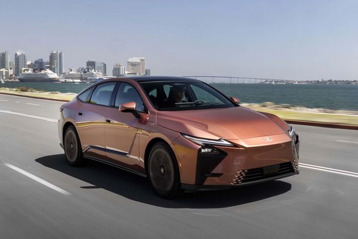 Lexus ES 500e là phiên bản thuần điện của ES thế hệ mới, dự kiến có giá 2,98 tỷ đồng tại Việt Nam. Ảnh: Lexus.