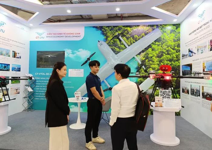  Sinh viên các trường đại học ở Hà Nội tham gia sự kiện hội thảo và triển lãm công nghệ và AI ở Khu công nghệ cao Hòa Lạc (Hà Nội) do Cục Đổi mới sáng tạo (NIC) tổ chức. Ảnh: LƯU THỦY 