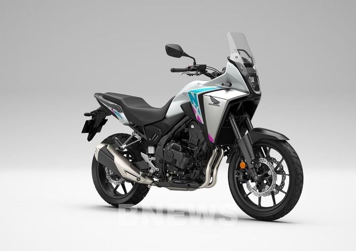 Honda NX500 có các màu đen xanh, đen và trắng bạc đen, giá bán từ 213,290 triệu đồng