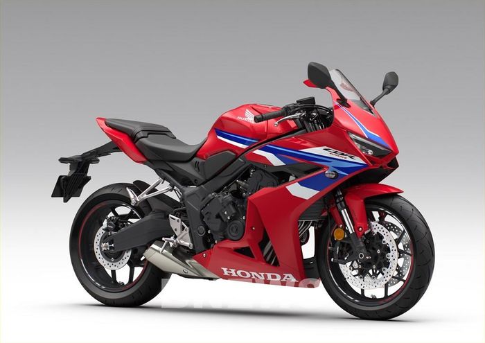 Nổi bật trong dải sản phẩm mô tô phân khối lớn 2026 là Honda CBR650R có giá bán cao nhất 269,990 triệu đồng
