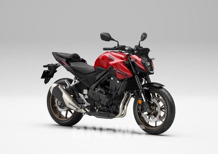 Honda CB500 Hornet có các màu đỏ đen và đen, giá bán lẻ đề xuất 199,990 triệu đồng
