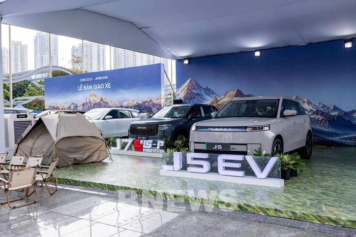 Gian hàng của Omoda & Jaecoo Việt Nam giới thiệu loạt xe điện hóa gồm Omoda C5 SHS-H, Jaecoo J7 PHEV cùng các phiên bản J5 hybrid và thuần điện.