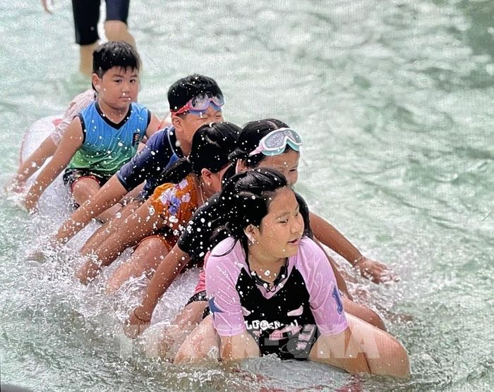 Hồ bơi kết hợp với suối giả lập tạo thành không gian chèo thuyền thú vị cho các em thiếu nhi. Ảnh: Hồng Nhung - TTXVN
