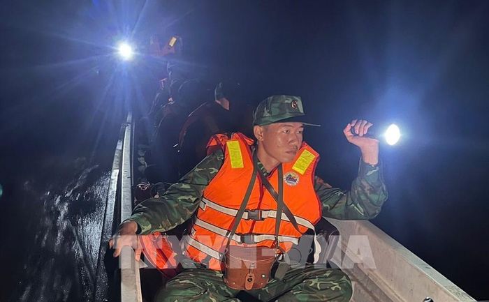 Đồn Biên phòng Cầu Muống (Bộ đội Biên phòng tỉnh Đồng Tháp) triển khai tuần tra ban đêm trên cánh đồng ngập nước để phòng, chống buôn lậu. Ảnh: Nhựt An - TTXVN
