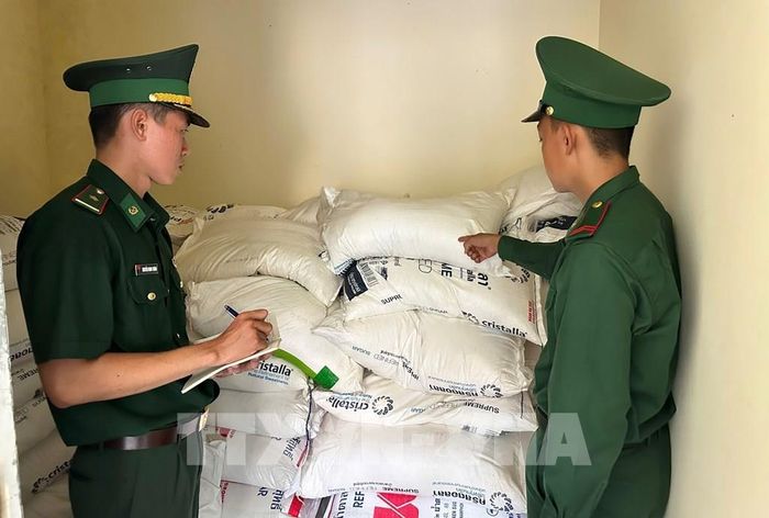 Đội Đặc nhiệm phòng, chống ma túy và tội phạm chủ trì, phối hợp với Đồn Biên phòng Cầu Muống vừa bắt vụ vận chuyển trái phép 1,8 tấn đường cát qua biên giới. Ảnh: TTXVN phát