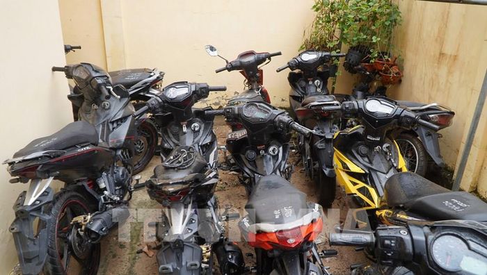Xe mô tô phân khối lớn dùng để vận chuyển hàng lậu bị lực lượng Bộ đội Biên phòng Đồng Tháp thu giữ. Ảnh: Nhựt An - TTXVN