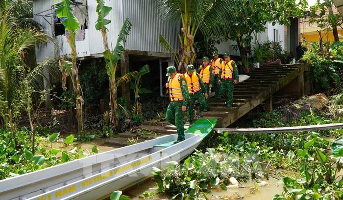 Lực lượng Bộ đội Biên phòng Đồng Tháp triển khai tuần tra phòng, chống buôn lậu trong mùa nước nổi. Ảnh: Nhựt An - TTXVN