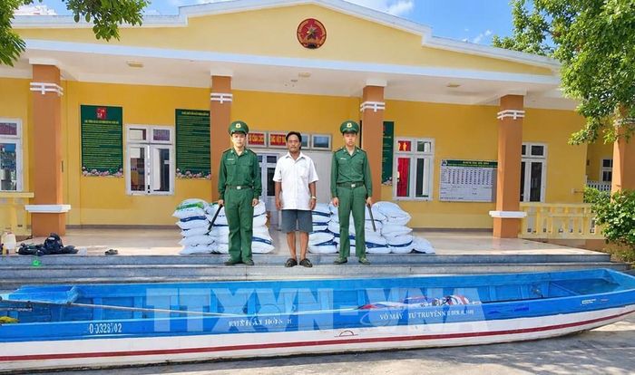Đối tượng vận chuyển trái phép 1,8 tấn đường cát qua biên giới cùng phương tiện và tang vật vừa bị Bộ đội Biên phòng Đồng Tháp bắt giữ. Ảnh: TTXVN phát