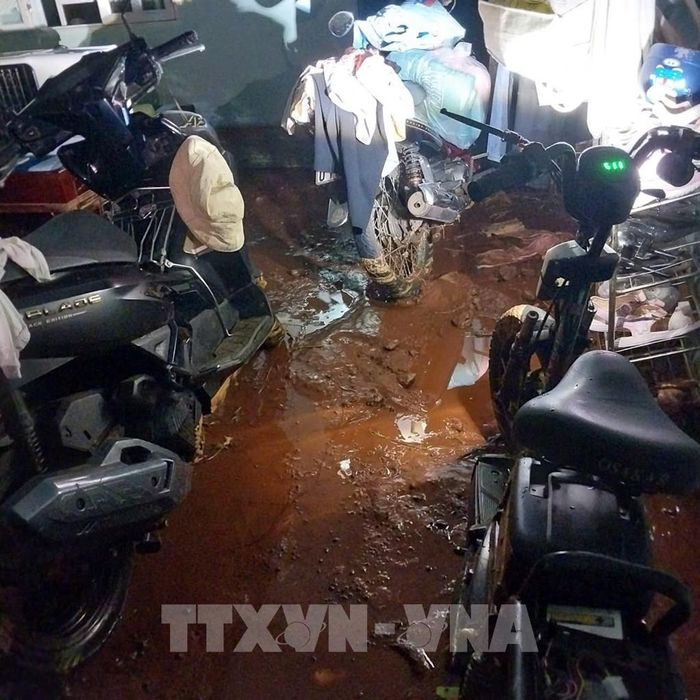 Bùn đất tràn vào nhà hộ dân. Ảnh: TTXVN phát