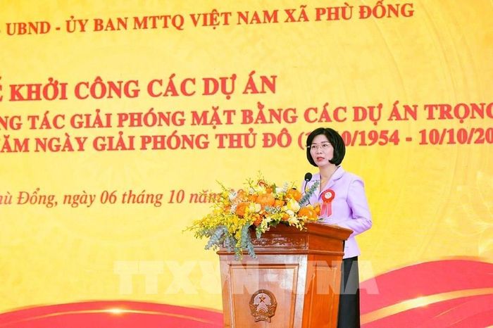 Phó Bí thư Thành ủy, Chủ tịch HĐND thành phố Hà Nội Phùng Thị Hồng Hà cùng các đại biểu thực hiện nghi thức khởi công các dự án tại xã Phù Đổng, ngày 6/10/2026. Ảnh: Trung Nguyên - TTXVN