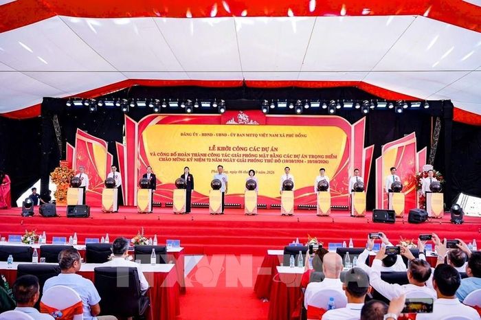 Phó Bí thư Thành ủy, Chủ tịch HĐND thành phố Hà Nội Phùng Thị Hồng Hà cùng các đại biểu thực hiện nghi thức khởi công các dự án. Ảnh: Trung Nguyên - TTXVN
