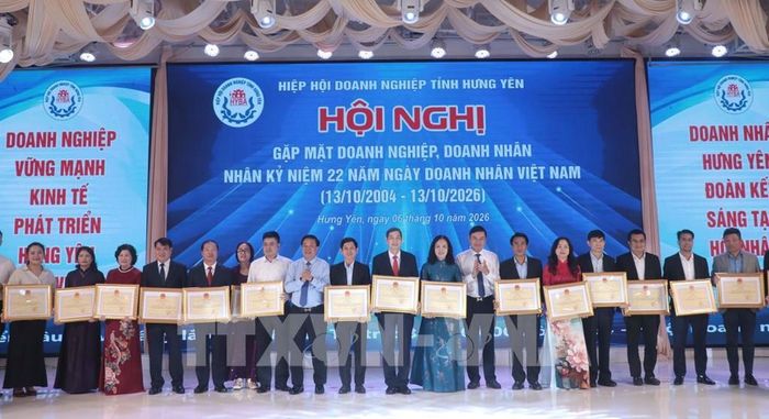 Lãnh đạo tỉnh Hưng Yên tặng Bằng khen cho các tập thể, cá nhân có thành tích xuất sắc. Ảnh: Đinh Văn Nhiều - TTXVN 