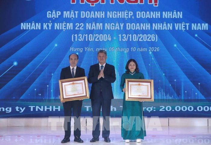 Thừa ủy quyền của Thủ tướng Chính phủ, Chủ tịch UBND tỉnh Hưng Yên Nguyễn Mạnh Quyền tặng Bằng khen cho tập thể, cá nhân có thành tích xuất sắc trong phong trào thi đua. Ảnh: Đinh Văn Nhiều - TTXVN 