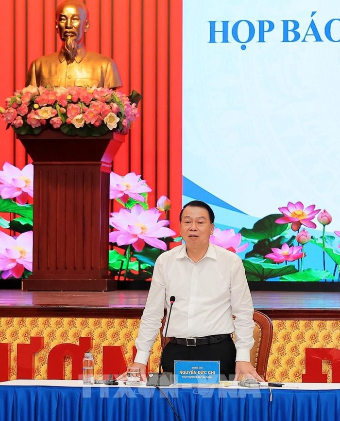 Thứ trưởng Nguyễn Đức Chi, Người phát ngôn Bộ Tài chính chủ trì Họp báo. Ảnh: Phạm Hậu - TTXVN