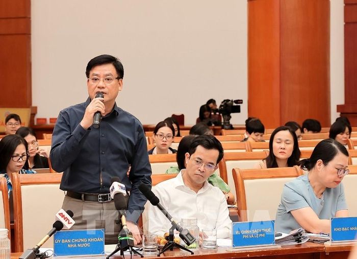 Phó Chủ tịch Ủy ban Chứng khoán Nhà nước Hoàng Văn Thu trả lời câu hỏi của phóng viên tại Họp báo. Ảnh: Phạm Hậu - TTXVN