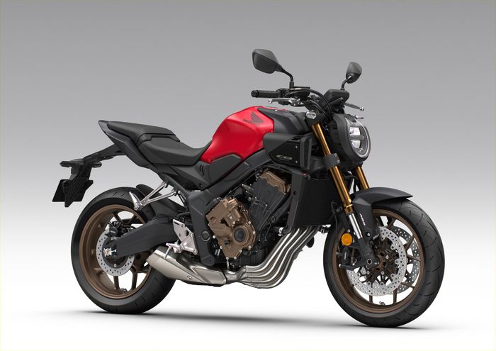 CBR650R (bên trái) có kiểu dáng thể thao với phần thân xe được che kín hơn, trong khi CB650R (bên phải) nhiều chi tiết máy và có tư thế lái thoải mái hơn.