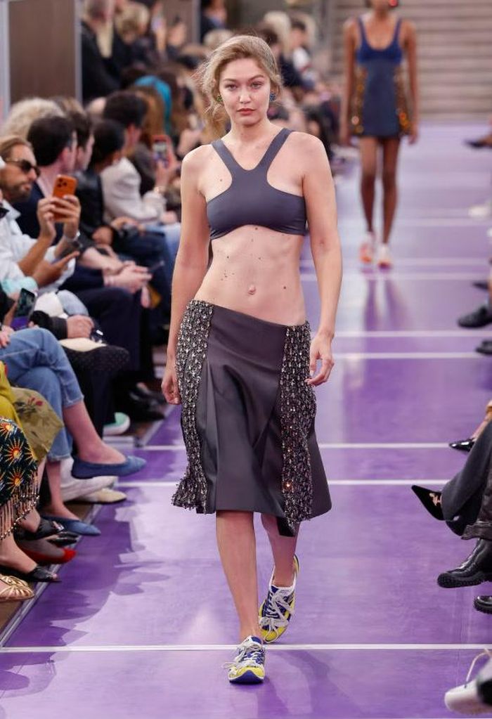 Siêu mẫu Gigi Hadid tại sàn diễn Paris.