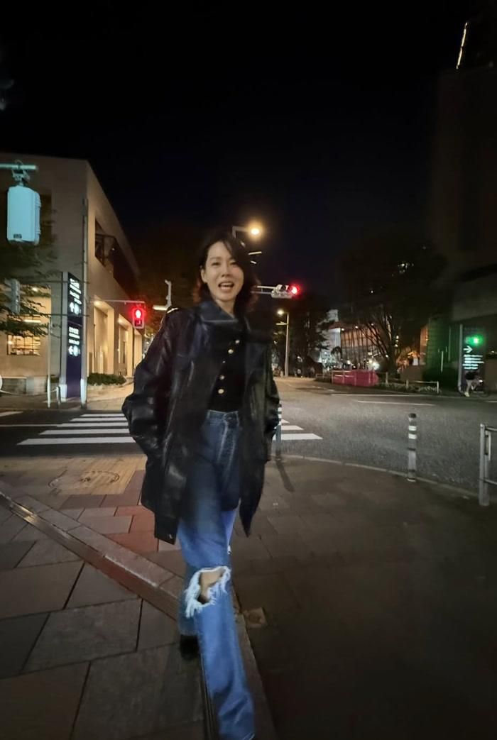 Trong loạt ảnh, nữ diễn viên xuất hiện trên một con phố tại Tokyo vào ban đêm.