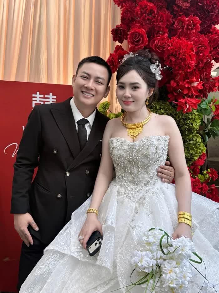 Hoài Lâm cũng liên tục chăm sóc vợ trong ngày trọng đại. Ảnh: FBNV