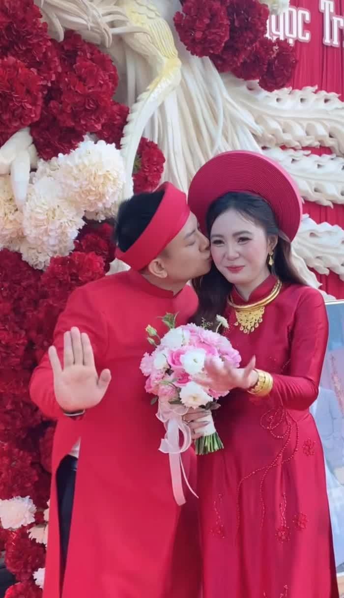 Hoài Lâm và vợ quay clip vui vẻ sau nghi thức đón dâu theo truyền thống. (Ảnh từ TikTok Góc Nhỏ Production)