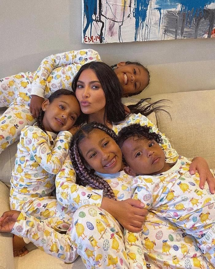 Bên cạnh vai trò người mẹ, Kim Kardashian vẫn duy trì lịch trình làm việc dày đặc để xây dựng đế chế kinh doanh tỷ USD. 