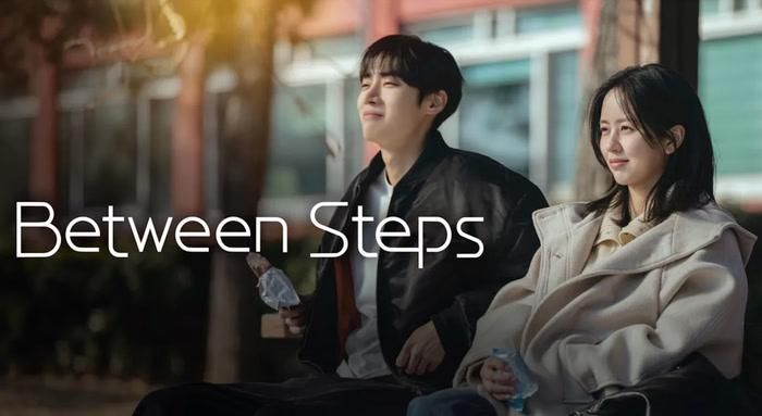 Between Steps do Ahn Pan-seok đạo diễn, Min Hyo-jung viết kịch bản, với Choo Young-woo và Kim So-hyun đóng chính. Câu chuyện diễn ra tại một phòng thí nghiệm robot, nơi Min-jae và Lim Yu-jin cùng đối diện với áp lực công việc, những hoài bão riêng và quá trình trưởng thành của tuổi trẻ. Từ môi trường làm việc chung, cả hai dần nảy sinh tình cảm và trở thành điểm tựa cho nhau giữa những áp lực cuộc sống.