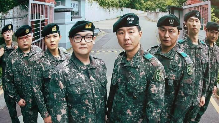 New Recruit 4: Sabotage tiếp tục câu chuyện của loạt phim hài quân đội với Kim Min-ho, Nam Tae-woo, Kim Dong-jun, Kim Hyun-gyu và Lee Won-jung. Trong phần mới, Park Min-seok vừa được thăng cấp và mong muốn có quãng thời gian còn lại trong quân ngũ bình yên hơn. Tuy nhiên, sự trở lại của hạ sĩ Choi Il-gu, một lính mới bí ẩn cùng tiểu đoàn trưởng mới khiến kế hoạch của anh nhanh chóng bị đảo lộn.